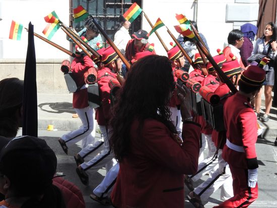 Auch marschieren kleine Kinder in Uniform und mit Gewehren, die Beziehung zu Waffen ist hier sehr speziell.