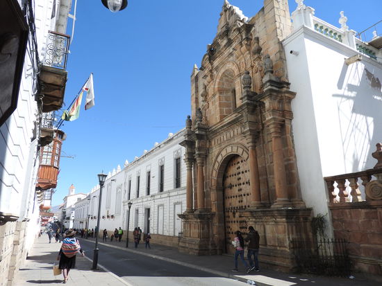 Seitenstraße mit Holzbalkonen und dem Seiteneingang der Kathedrale mit schönen  Steinmetzarbeiten