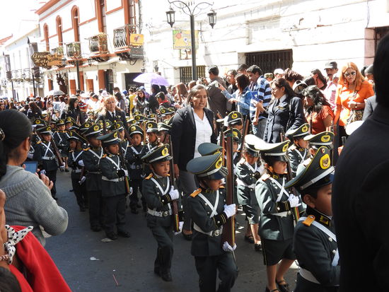 Auch bei kleinen Kindern wird auf die Formation und den Stechschritt geachtet, Kinder als Soldaten verkleidet da jubeln die Zuschauer am meisten.