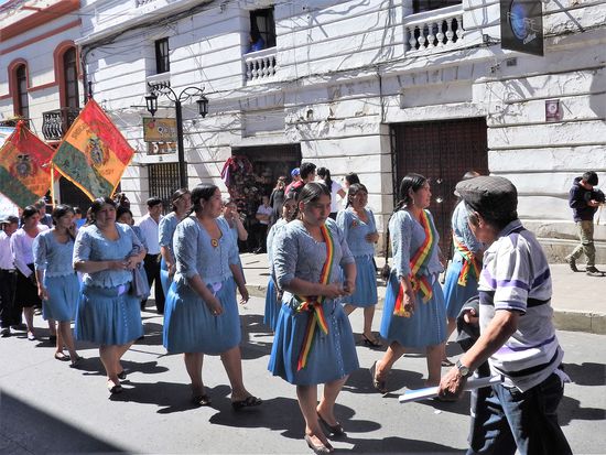 Die Indiofrauen nehmen hier sehr selbstbewusst am öffentlichen Leben teil, das war in Peru weniger der Fall.