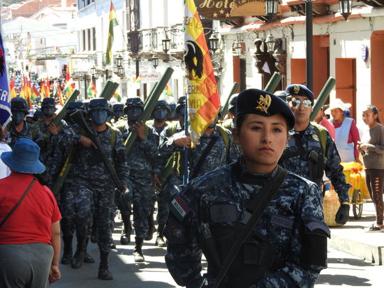 Manche der Soldaten schaun sehr martialisch aus, werden von den Zuschauern aber immer mit großem Applaus empfangen.