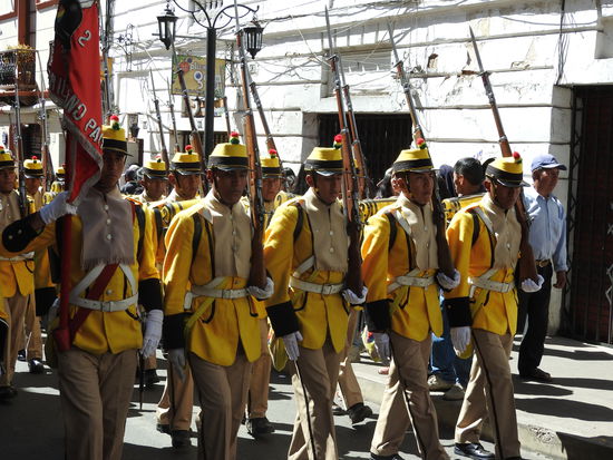 Und manche kommen mit dem aufgepflanzten Bajonett sehr altertümlich daher