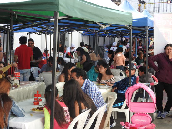 In vielen Straßen sind Essensstände mit Tischen aufgebaut.