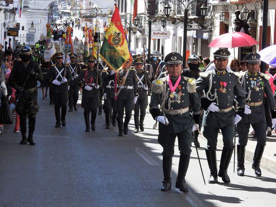 Dies sind wohl keine schwulen Offiziere auch wenn das Pink an Uniform und Orden an Bully Herbig erinnert
