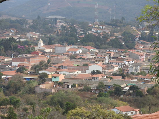 Unser tolles Hostel Serena oberhalb der Stadt bietet einen schöne Überblick über Samaipata. Durch das angenehme Klima hier kommen  gutverdienende aus dem schwülen Santa Cruz am Wochenende und in den Ferien hierher. Auch viele Ausländer haben sich hier niedergelassen, dadurch verfügt der Ort über eine ungewöhnlich gute Infrastruktur, es gibt sogar eine private deutsche Schule, allerdings eine Steinerschule und dessen pädagogisches Wirken ist durchaus zu hinterfragen.