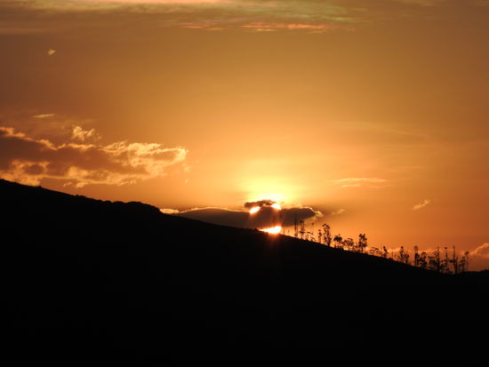 Sonnenuntergang hinter dem Bergrücken über Samaipata