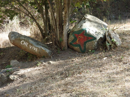 Der Stein an dem Che Guevara am 8. Oktober 67 verletzt und umstellt von 400 Soldaten verhaftet wurde.