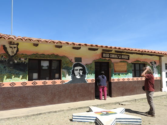 Der Nachbau des ehemaligen Schulhauses von La Higuera  in das  Che Guevara am 8. Oktober 1967 nach seiner Verhaftung gebracht wurde. Aufgesperrt wurde es uns von einer alten Dame die ihn noch persönlich hier gesehen hat, sie hat sich sehr gefreut als wir ihr 2 Che T-Shirts abkauften, sonst kommen eher Hippies mit denen kein Geld zu verdienen ist.