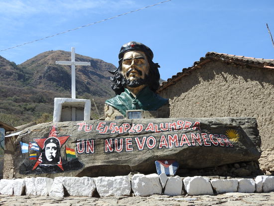 Das  Dorf La Higuera, in dem etwa 45 Menschen leben steht ganz in der Verherrlichung von Che Guevara. Es wird  jährlich ein "Dio San Ernesto" gefeiert und 2 Monumente wurden aufgestellt