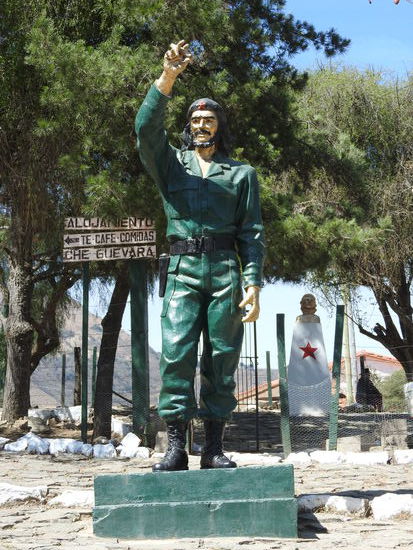 Es gibt ein Cafe das Che Guevara heißt, ein Geschäft mit dem Namen 8.Oktober, ein Lokal Los Amigos und noch einiges mehr.
Es mutet schon eigenartig an wenn ein "Kämpfer gegen den Imperialismus" heute eine Figur ist mit der die halbe Welt Geld verdient.