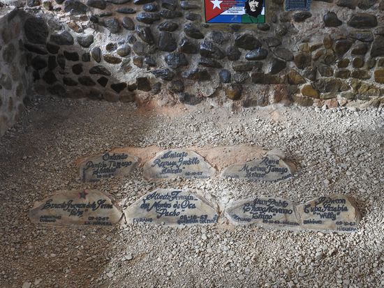 Die 7 am Quebrada und in La Higuera getöteten Rebellen, nur 5 konnten flüchten aber 3 wurden später verhaftet und 2 gingen nach Chile. 
Die Überreste von Che und Tamara Bunke wurden mit den kubanischen Toten in Santa Klara (Kuba) in einem Mausoleum beigesetzt.