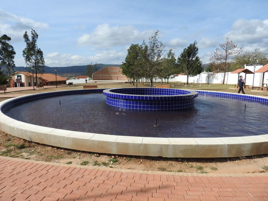 Das "Gedenkgrundstück" in Vallegrande ist riesig, es wurden auch 8 Millionen Bolivianos bereits verbaut und die Hälfte liegt noch brach und wartet auf weitere Geldverschwendung. Hinten links das Mausoleum daneben eine riesige Bühne für Theaterstücke rund um den Commandante, Gedenksteine, große Rasenflächen die in dieser wasserarmen Region  ständig gewässert werden müssen  und im Vordergrund ein überdimensionierter Brunnen.