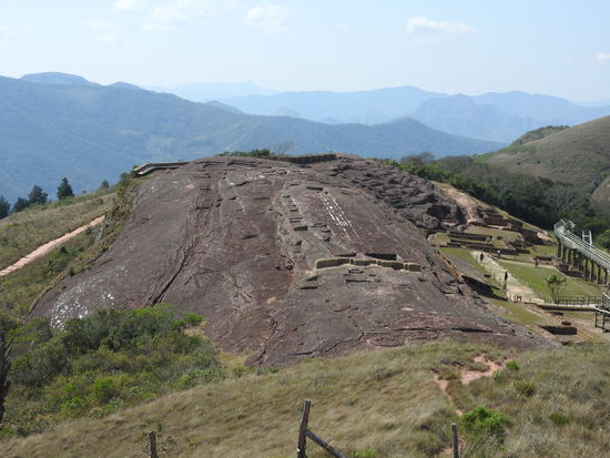 Das Zeremonialzentrum besteht aus einem riesigen monolithischen Felsen aus rotem Sandstein der 200m lang und 60m breit ist.