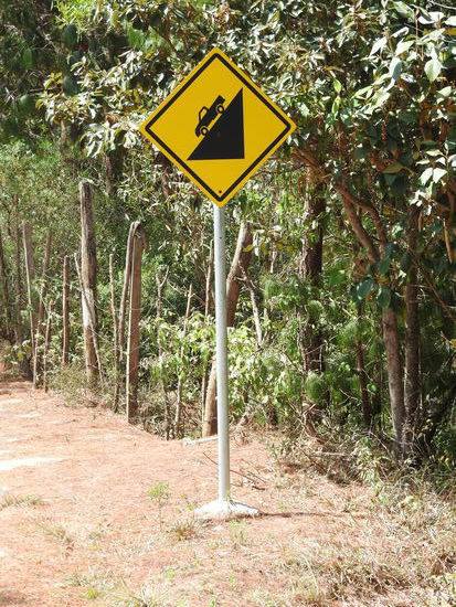 Ganz so steil wie auf dem Schild ging es dann auf dem Rückweg doch nicht abwärts. Wir sind mit dem Taxi hingefahren und dann in 2 Stunden nach Samaipata zurückgewandert.