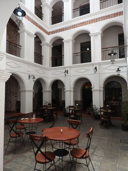 Eines der Cafes in einem schönen, kolonialen Innenhof, direkt am Hauptplatz und trotzdem ruhig, dazu gabs auch noch einen leckeren Cappucino.
Es gab auch ein kleines gemütliches Kaffeehaus in dem sogar geraucht werden durfte (das richtige Cafe für Margit und Gerti).