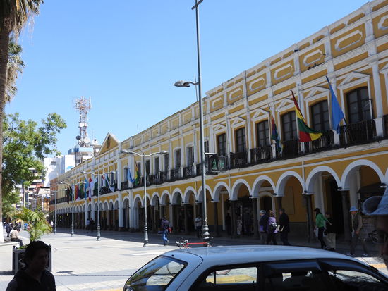 Die Häuser am Stadtplatz sind in gelb-weiß gehalten  und erinnern an die Plaza de Armas in Lima