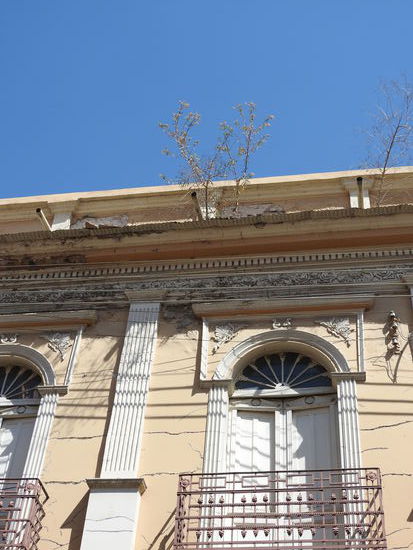 Abseits des Hauptplatzes gibt es einige Häuser die leer stehen und langsam zerfallen, sehr schade drum. Aber der Erhaltungsaufwand ist auch hier immens