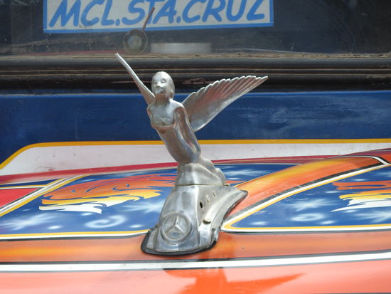 Der Busfahrer konnte sich nicht entscheiden was ihm am besten gefällt, darum hat er eine Kombination aus Rolls-Royce-Emily und Mercedes-Stern als Kühlerfigur auf seinem Uralt-Dodge.