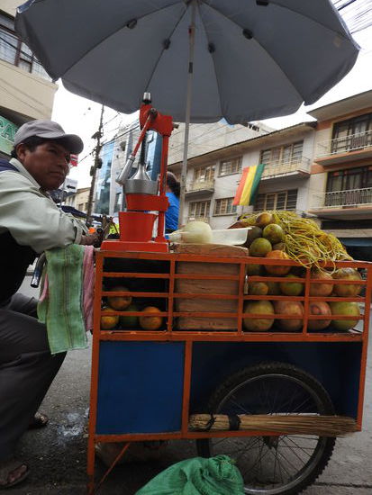 Ein typischer 'Saftwagen'. Da werden Orangen frisch gepresst und der Saft schmeckt wunderbar. Schon beim vorbeigehen riecht man die Früchte. Man sollte nur darauf achten einen frischen Plastikbecher zum trinken  zu bekommen und nicht die mehrfach verwendeten und nur kurz ausgespülten Gläser, auch wenn die umweltfreundlicher wären (aber für Touristen bestimmt nicht gesundheitsförderlicher).