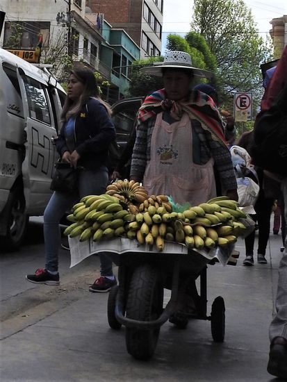 Das meistbenutzte Transportmittel für die Marktware. Meist wird auch direkt aus der Schubkarre raus verkauft.
