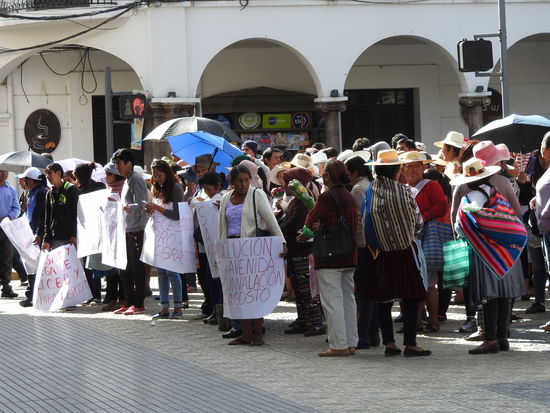 Kundgebungen sind auch in Bolivien  an der Tagesordnung, hier sind es Bauern die gegen den Bau einer neuen Straße durch ihre Felder demonstrieren