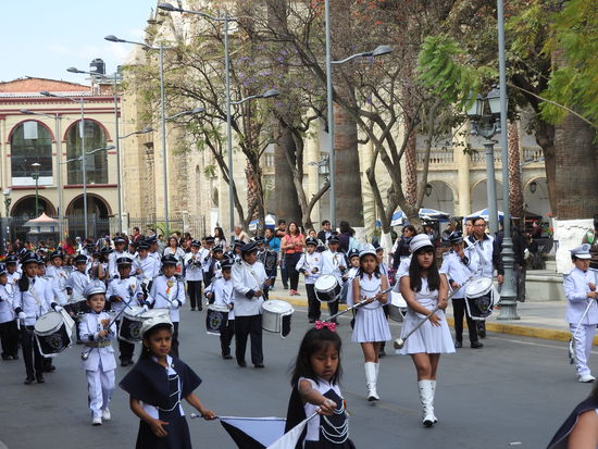 Schulumzüge sind in allen Städten zu sehen. Schule ist hier noch so etwas wie Familie und jeder ist stolz ein  Mitglied zu sein.