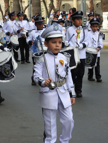 Jede Schule hat ihre eigenen Uniformen und für die Eltern auch ein teures Vergnügen, gerade bei den kleinen die schnell herauswachsen
