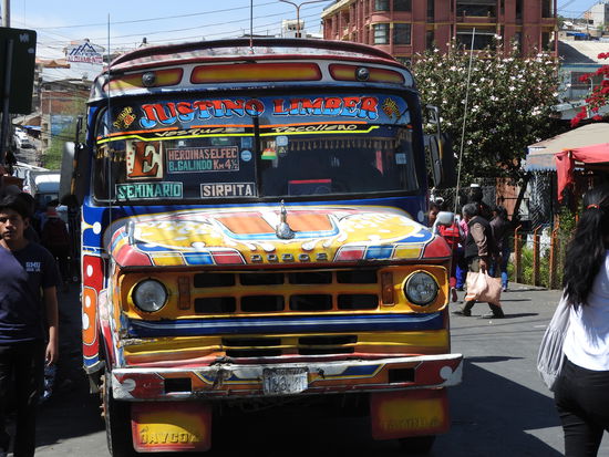 Viele buntbemalte uralte Dodge-Busse fahren noch im Liniennahverkehr der Stadt, so einen würden wir uns gerne mit nachhause nehmen.