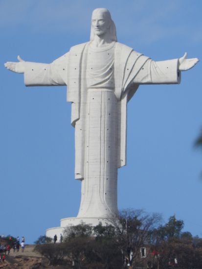 Der Cristo de la Concordia ist mir seinen fast 34 m Höhe größer als die Figur in Rio und von oben überblickt man die ganze Stadt. Auf den Berg  kommt man über Treppen oder mit der Seilbahn