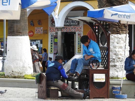 Es wird noch viel Wert auf  alte Traditionen gelegt und während Schuhputzer in anderen Städten eher verschämt ihrer Arbeit nachgehen wird es hier am Hauptplatz fast zelebriert. Schöne alte Holzstühle mit Metallverzierungen, überdacht mit Glas und sie sind auch meistens belegt
