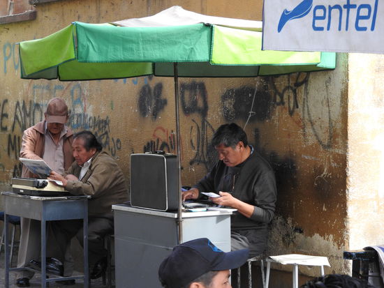 Da die meisten Menschen hier weder über eine Schreibmaschine, geschweige denn PC verfügen und es immer noch Analphabeten gibt, sitzen in einer Passage einige Selbstständige mit Schreibmaschinen und  füllen gegen Entgelt Formulare aus oder schreiben Briefe