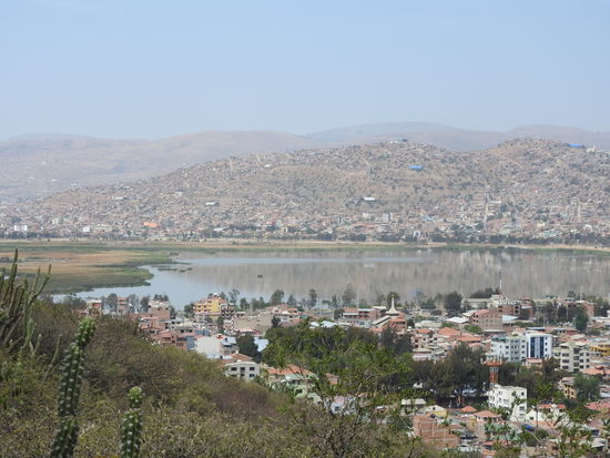 Der See ist im Sommer Naherholungsgebiet und Auffangbecken für das Wasser aus den Bergen. Jetzt im Winter ist er halb ausgetrocknet  und das Wasser schmutzig