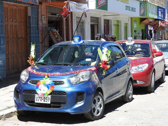 In der Woche der  "Virgin de Copacabana" kommen nicht nur Bolivianer, auch jede Menge Peruaner kommen mit ihren Autos, schmücken sie mit bunten Blumen, Girlanden und Hüten, fahren zur Kathedrale in Copacabana und bitten die Nationalheilige um ihren Segen, ein langes Leben für ihre Autos und um Erfüllung aller sonstigen Wünsche