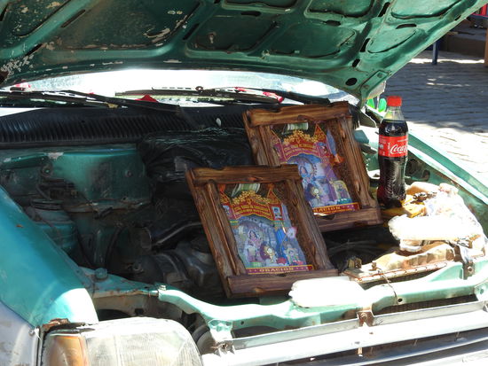 Hier wird der Motorraum mit  Bildern der Jungfrau und mit allem was einem wichtig ist oder man gerne hätte geschmückt. Dabei auch profanes wie Bier oder Cola