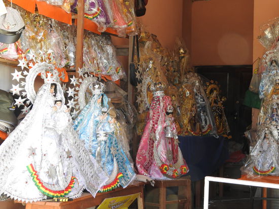 Abbilder der Jungfrau in Puppenform werden gekauft und zum weihen mit in die Kathedrale genommen