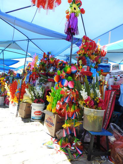Direkt vor der Kathedrale gibt es alles zu kaufen was man zum aufbrezeln der Autos braucht