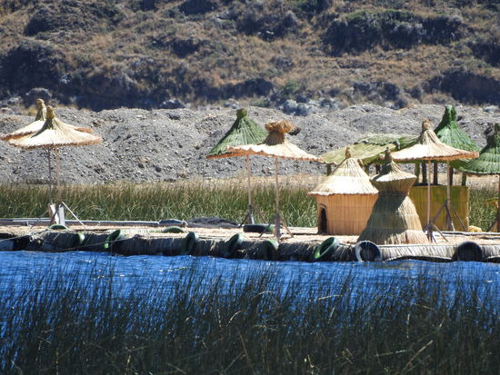 Um die Aymara Indianer die in kleinen Dörfern hier am See leben am Tourismus zu beteiligen wurden schwimmende Inseln in den See gebaut, sie  werden von Copacabana aus mit dem Schiff angefahren und bringen so Touristen her.