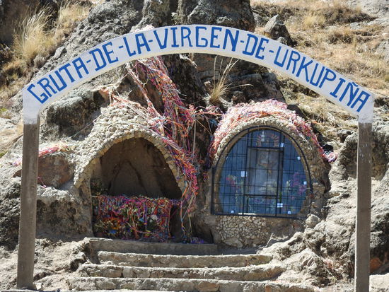Die Jungfrau von Urkupina ist fast so wichtig wie die Kollegin in Copacabana. Jedes Jahr an Himmelfahrt pilgern hierher etwa 800.000 Menschen aus ganz Südamerika, bringen ihre Luftschlangen an der Grotte an und haben ihre Wünsche in kleinen Abbildungen (Autos, Geld usw.) dabei. Dann nehmen sie einen kleinen Stein aus den Bergen mit nachhause. Wenn sich einer der Wünsche erfüllt hat muss der Stein im nächsten Jahr wieder hierher gebracht werden.