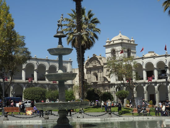 Blick über die Plaza de Armas zum Rathaus