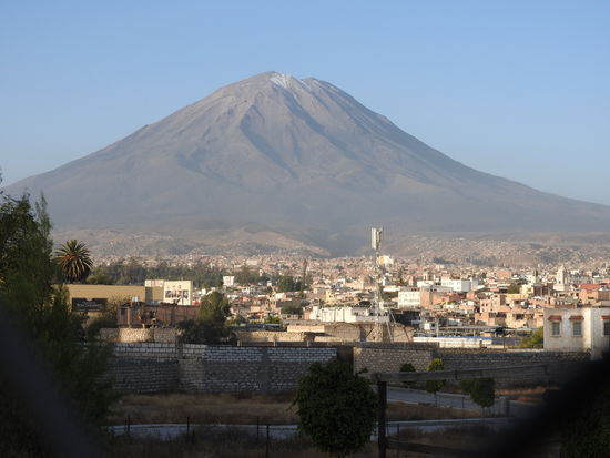Der noch aktive Vulkan Misti bestimmt mit das Stadtbild und alle vertrauen darauf dass er nicht mehr ausbricht. Inzwischen werden die Vulkanhänge bereits von unten her bebaut. Immer wieder mal sieht man Rauch aus den drei Kratern aufsteigen. Ein Ausbruch wäre eine Katastrophe zumal es keinen Alarmplan gibt