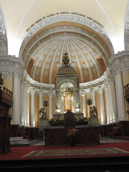 Die Kathedrale ist mit wenig Gold aber schönen Stuck- und Steinmetzarbeiten ausgestattet.