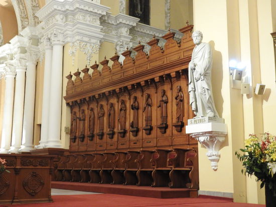 Ein Teil des  alten geschnitzten Chorgestühls