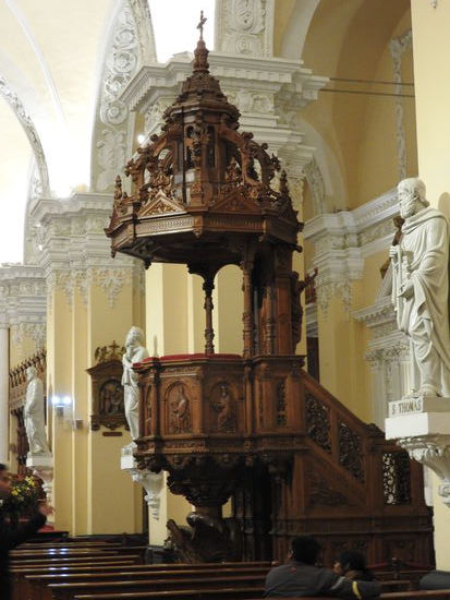 Die Holzkanzel ist mit vielen Details gearbeitet