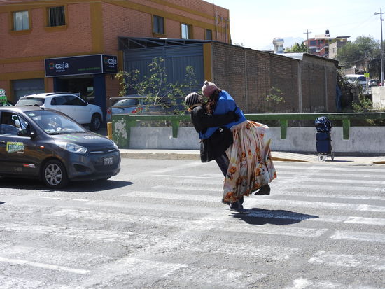 Etwas sehr typisch peruanisches 
Bei roter Ampel wird mit Bällen jongliert, Turneinlagen gezeigt oder wie hier mit Puppen ein Tänzchen aufgeführt. Der Vorführende geht dann schnell die Autos ab und bekommt kleine Geldbeträge. Die Menschen hier sind Meister im erfinden von Einkunftsmöglichkeiten