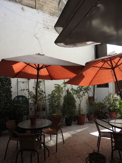 Immer wieder kleine Innenhöfe zum sitzen und essen