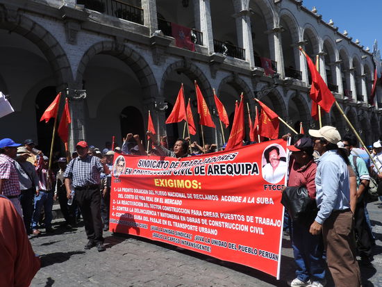 Das Wort "manifestacion" hört man in Peru und Bolivien fast ständig, denn immer ist in jeder Stadt täglich eine Kundgebung. Hier sind es die Mitarbeiter der Stadtverwaltung die ihre Forderung lautstark mitteilen.