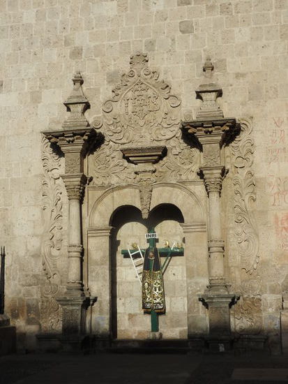 Überall an den Häusern im Stadtkern finden sich Steínmetzarbeiten meist verschmelzen indianische und europäische Elemente miteinander