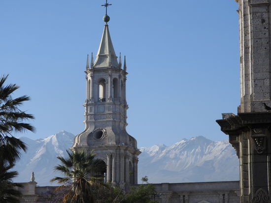 Auch den  Chachani  mit seinen  Gletschern sieht man  von der Stadt aus,