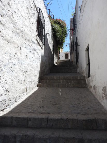 Viele kleine Gassen, meistens menschenleer, da alle an den großen Straßen gehen