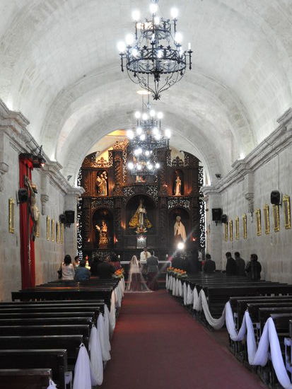 Hochzeit in der Kirche von Yanahuara und auch hier kamen viele Gäste nach der peruanischen Uhr - also deutlich zu spät
